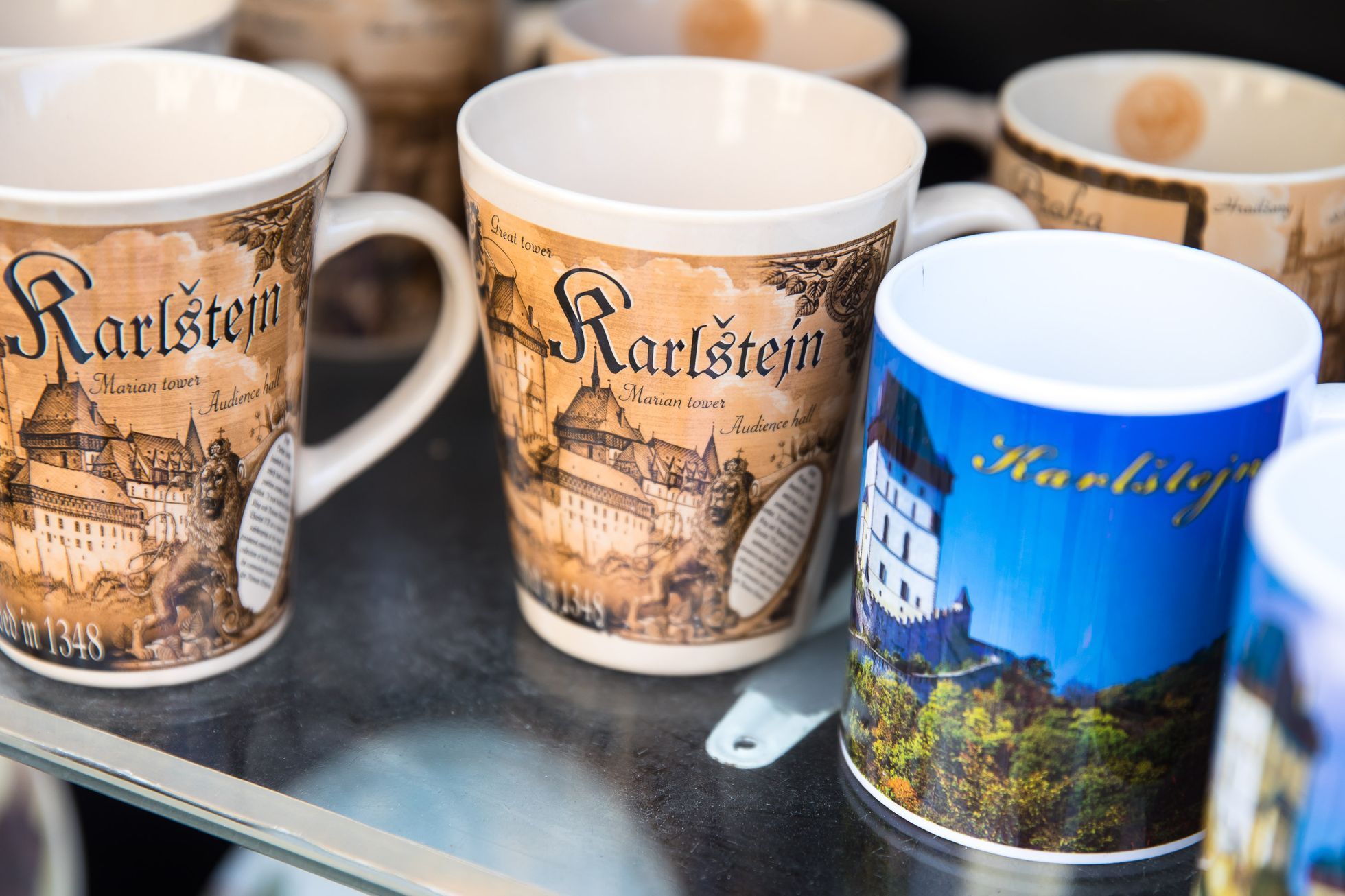 Prázdný hrad i obec Karlštejn, reklamy, reklama, cedule, turismus