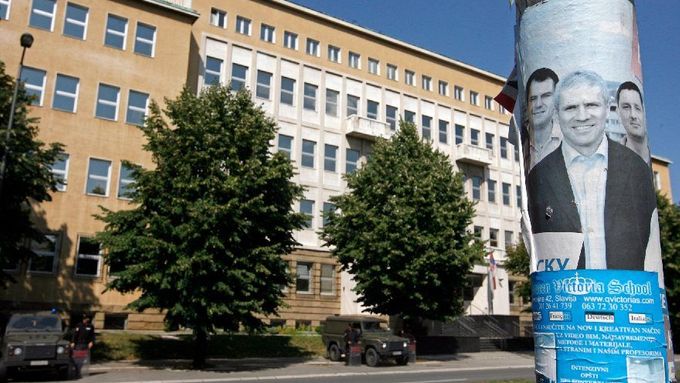 Budova soudu v srbské metropoli Bělehradu, kde je od svého zatčení zadržován Radovan Karadžič. Na sloupu předvolební plakát Borise Tadiče, jehož vláda je odhodlána bývalého předáka bosenských Srbů vydat do Haagu