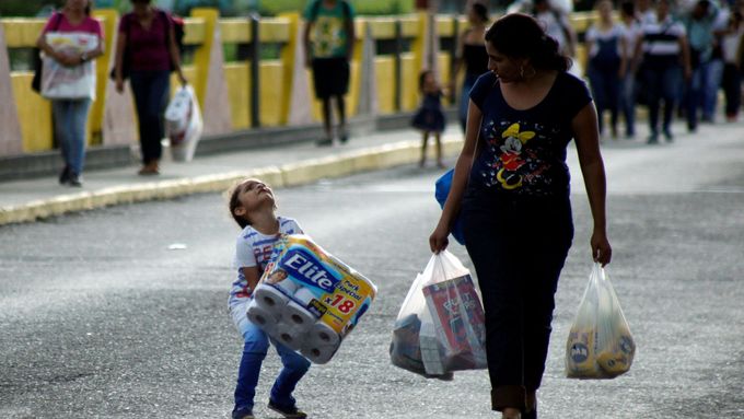 Venezuela trpí kvůli nízkým cenám ropy nedostatkem potravin a léků.