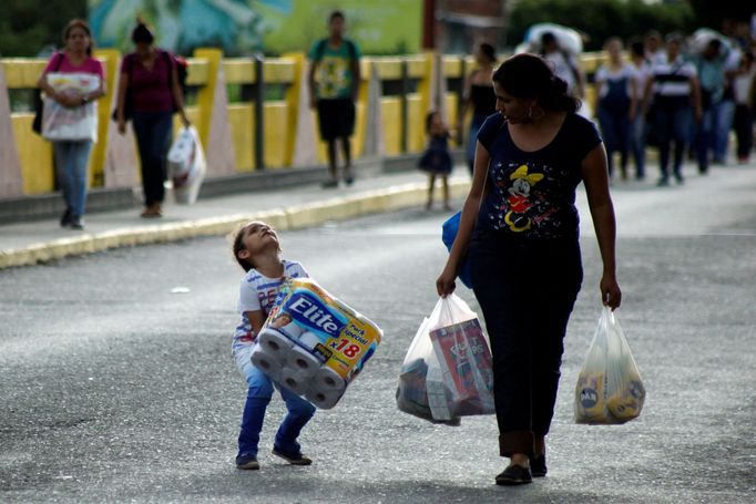 Kvůli katastrofálnímu nedostatku zboží v zemi otevřela Venezuela hranice s Kolumbií, aby si tam lidé mohli nakoupit.