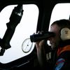 Vytahování trosek letounu airbus A320-200  letecké společnosti AirAsia
