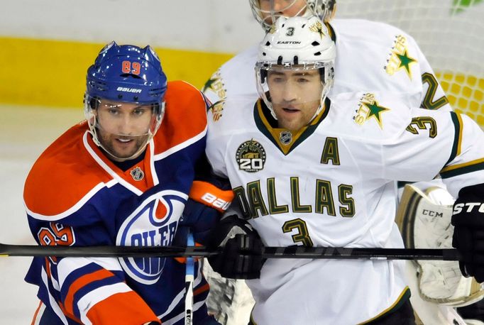 Stephane Robidas a Sam Gagner v utkání NHL 2013