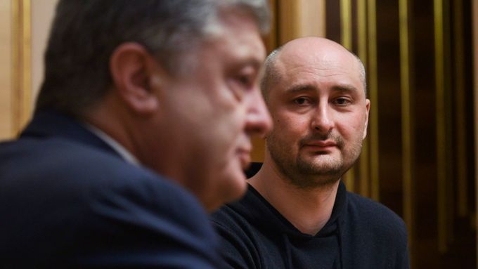 Arkadij Babčenko se po svém "zmrtvýchvstání" setkal s ukrajinským prezidentem Petrem Porošenkem.