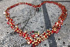 Svíčky, průvod a srdce na Hrad. Lidé si připomínají sedm let od smrti Václava Havla