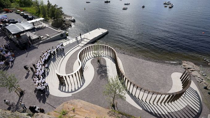 Norsku se slavnostně otevřel památník, který připomíná 77 obětí útoků teroristy Anderse Behringa Breivika z roku 2011.