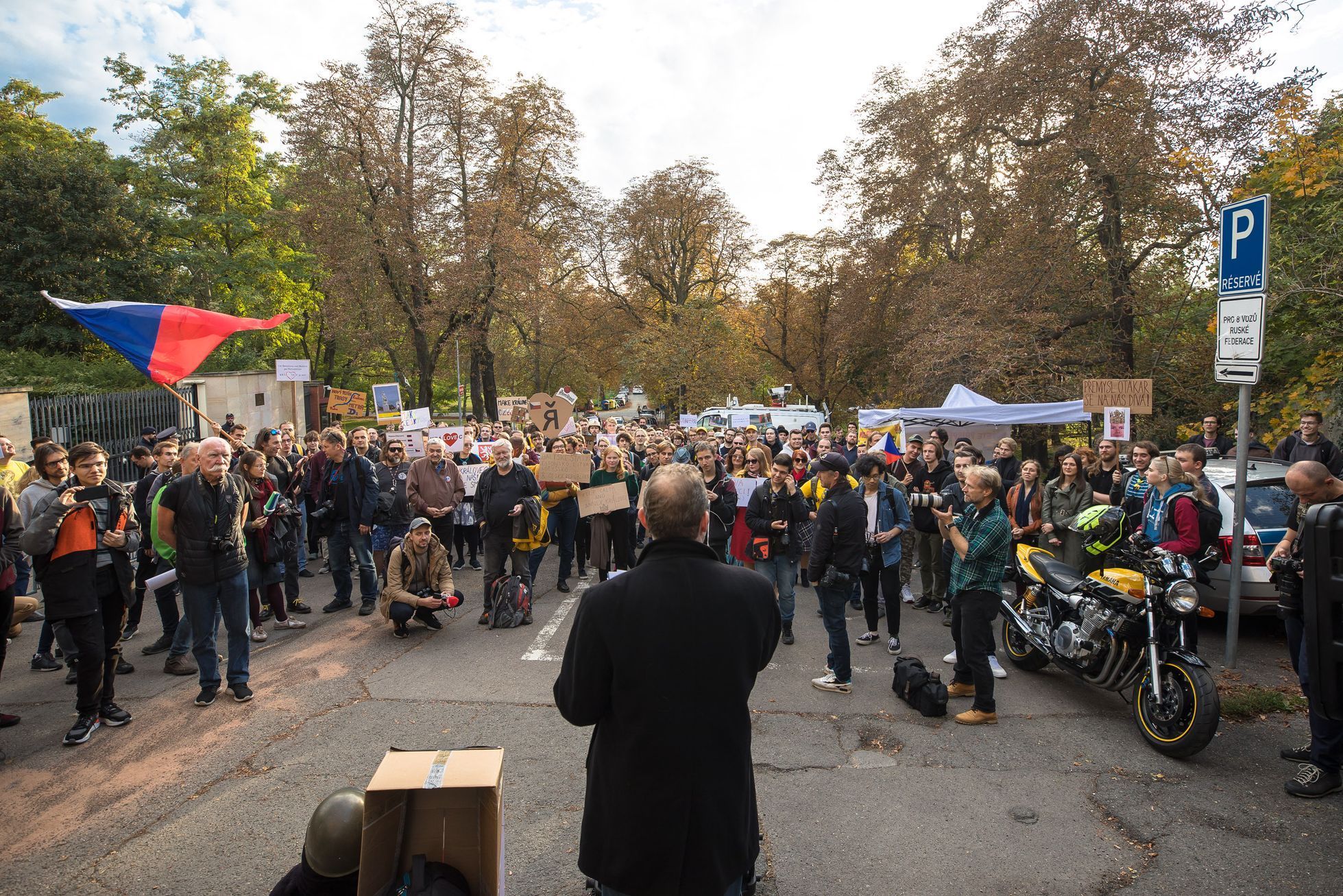 Královec, referendum o připojení, satirická akce před ruskou ambasádou