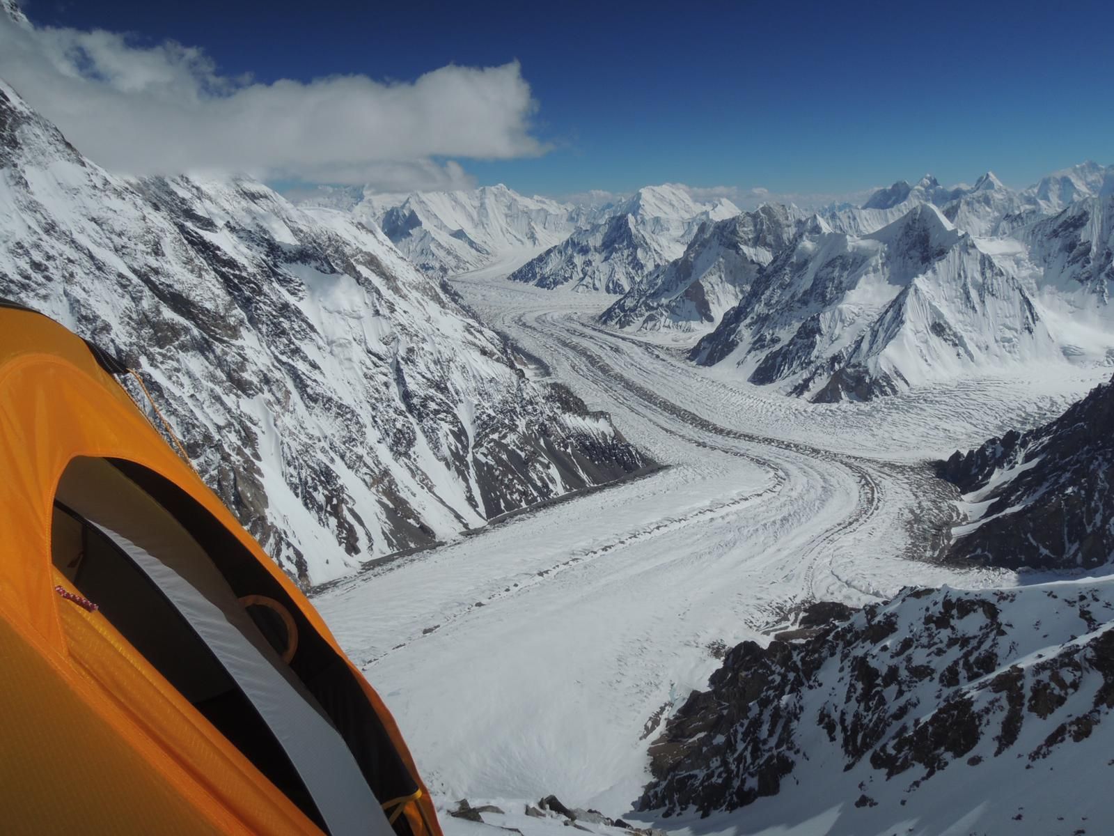 Horolezec Tomáš Petreček leze na K2 (červenec 2019)