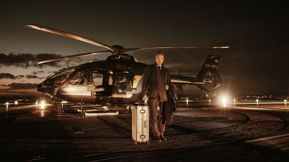 Mikael Persbrandt jako mladý Helmer přilétá helikoptérou na střechu nemocnice.
