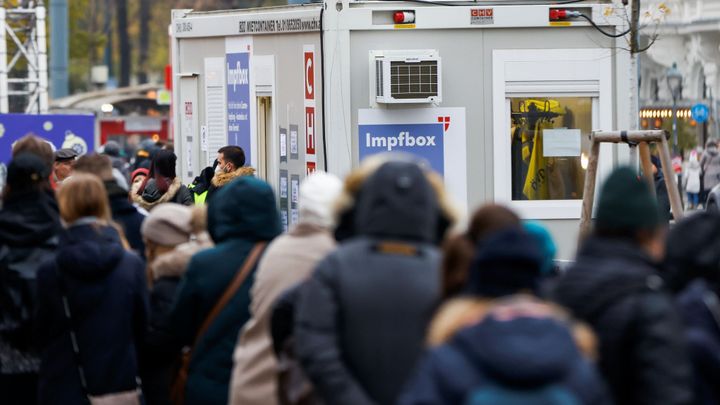 Jak vypadá lockdown pro neočkované: Rakouská policie má kontrolovat i lidi v ulicích; Zdroj foto: Reuters