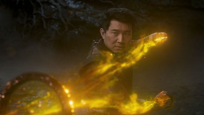 Film Shang-Chi a legenda o deseti prstenech promítají kina od minulého čtvrtka.