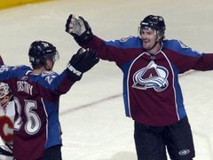 Paul Stastny z Colorada Avalanche slaví svůj druhý gól do branky Calgary Flames se svým nahrávačem večera, Milanem Hejdukem.