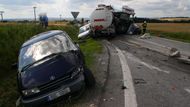 To řídila čtyřiadvacetiletá žena, auto se po nárazu odmrštilo.