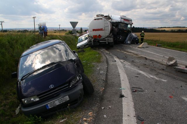 Srážka cisterny se 4 auty
