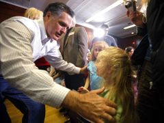 Mitt Romney se zdraví s budoucími voličkami.