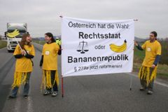 Aktivisté převlečení za banány blokovali hranici