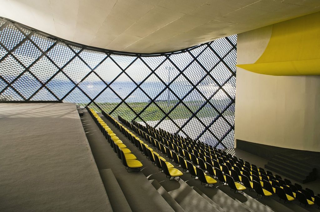 Oscar Niemeyer - Rio de Janeiro - Divadlo v Niterói - interiér