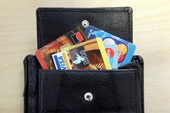 Znáte rozdíl mezi kreditkou a debetkou? Půlka lidí ne