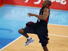 Kobe Bryant skóruje ve finálovém utkání olympijského turnaje proti basketbalistům Španělska.