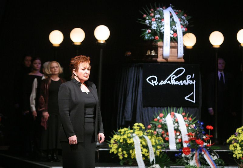 Pohřeb Radovana Lukavského v Národním divadle