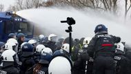 Proti skupině zhruba dvou tisíc demonstrantů, kteří blokovali přístupy k místu konání sjezdu, použila policie i vodní děla, informovala agentura DPA.