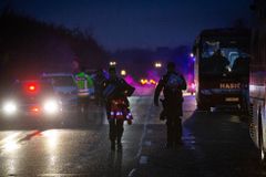 Převrácené auto zablokovalo dálnici D7 u Prahy. Dva lidé se při nehodě zranili