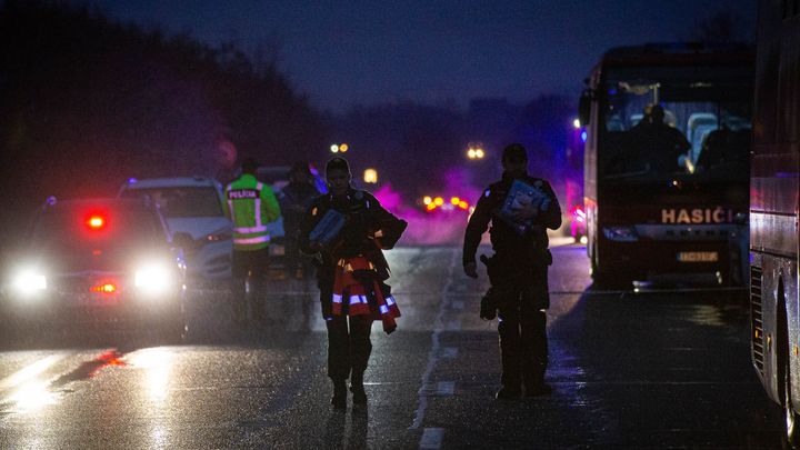 Převrácené auto zablokovalo dálnici D7 u Prahy. Dva lidé se při nehodě zranili
