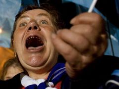 Žena křičí během mítinku premiéra Viktora Janukovyče. Očekává se, že jeho strana volby vyhraje