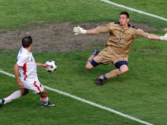 Libor Sionko dává první gól Skotsku.