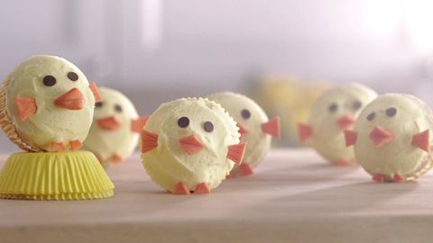 Překvapte kuřátkovým cupcakem. Roztomilý nápad pro sváteční stůl