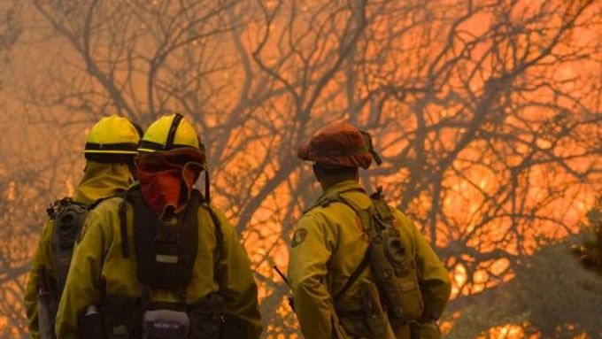 Hasiči v oblasti San Diego pozorují nezadržitelně se šířící oheň.
