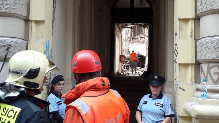 Na Praze 1 se sesunulo zdivo na ulici. Podle statika pád domu nehrozí