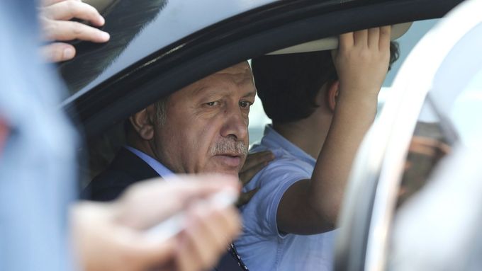 Turecký prezident Erdogan po nezdařeném pokusu o puč na letišti v Istanbulu.
