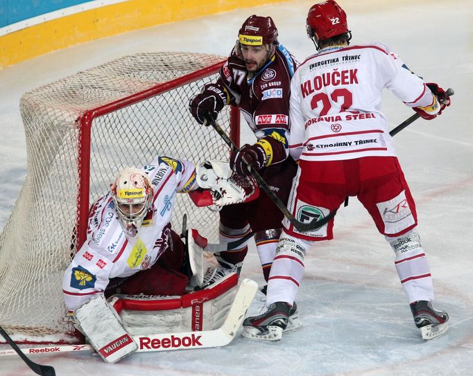 Hokej, extraliga, Sparta - Třinec: Sacha Treille (77) - Peter Hamerlík a Tomáš Klouček (22)