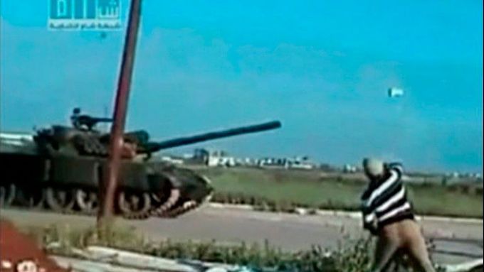 Demonstrant v Dará hází kámen na tank (amatérské video).