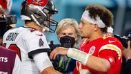 Zatímco Brady (vlevo) zářil, jeho rival, quarterback Kansas City Chief Patrick Mahomes, pohořel. Nezaznamenal jedinou přihrávku na touchdown a vůbec poprvé v kariéře NFL prohrál zápas výraznějším rozdílem, než je jeden touchdown.