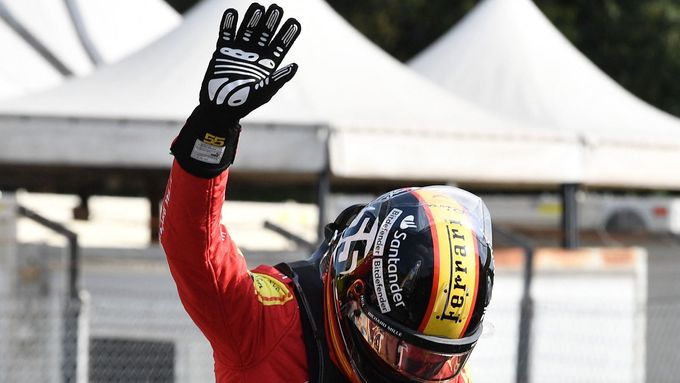 Carlos Sainz junior z Ferrari slaví vítězství v kvalifikaci na VC Itálie F1 2023