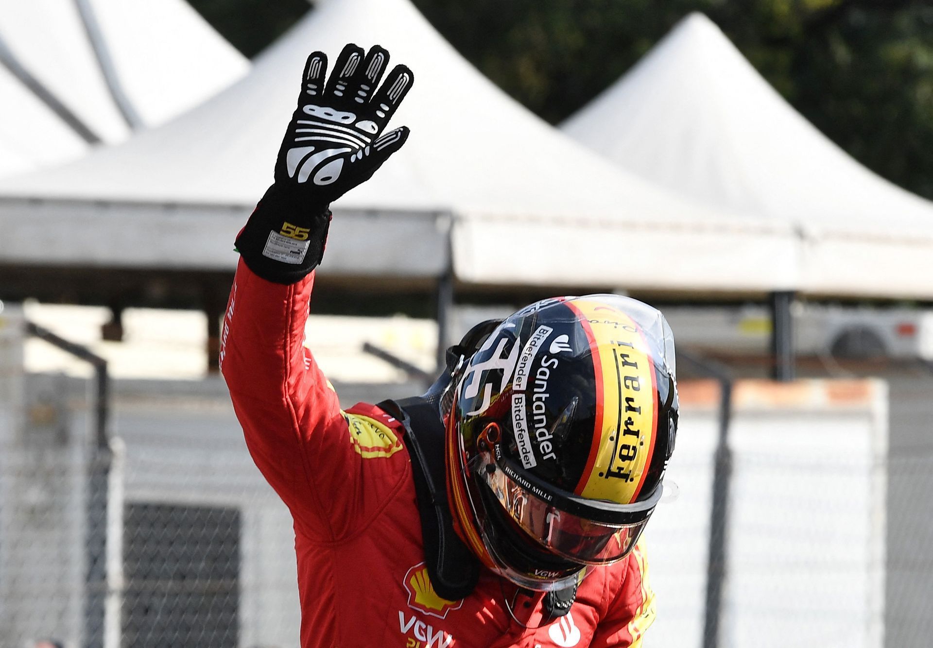 Carlos Sainz junior z Ferrari slaví vítězství v kvalifikaci na VC Itálie F1 2023