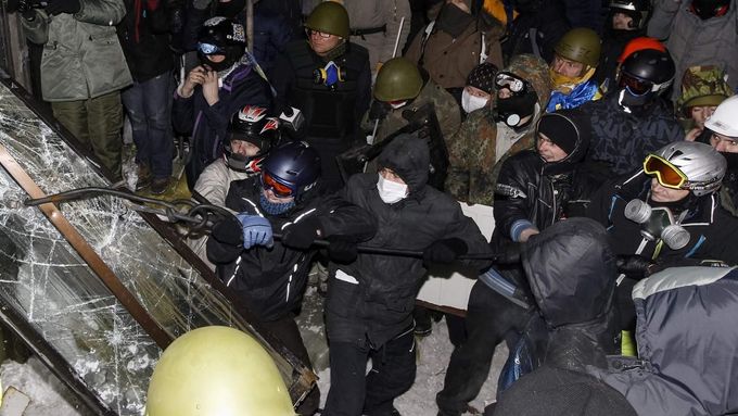 Demonstranti útočí na Ukrajinský dům, který se stal základnou policejních sil.