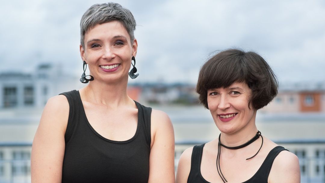 I my dvě svým způsobem genderové stereotypy reprodukujeme tím, že o nich mluvíme. Je to tanec v minovém poli, říkají Kateřina Lišková (vlevo) a Lucie Jarkovská (vpravo).