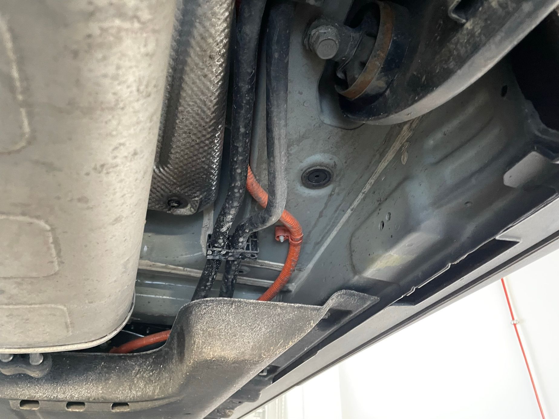 Podvozek, Kia Sorento, plug-in hybrid, auto na zvedáku, autoservis
