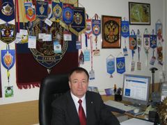 Igor Panarin ve své kanceláři, jejíž výzdobu tvoří desítky vlaječek jednotlivých služek ruského vojensko-bezpečnostního aparátu v čele s Federální bezpečnostní službou (FSB), nástupkyní KGB