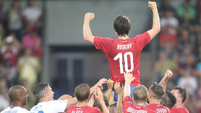 Tomáš Rosický si na rozlučku pozval hvězdy českého i mezinárodního fotbalu.