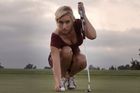 Míček v klíně krásné golfistky, Tvrdík vystavil na síť obnažené slávisty