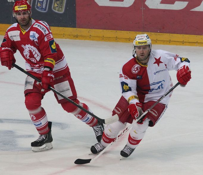 Slavia vs. Třinec, utkání hokejové extraligy (Bonk a Bednář)