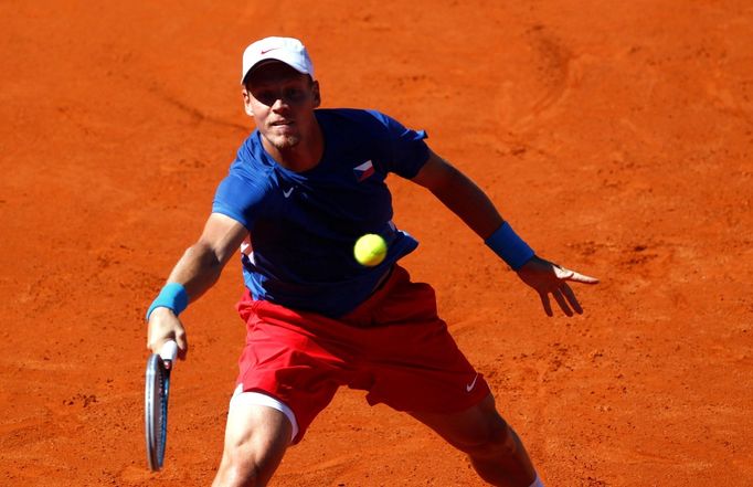 Český tenista Tomáš Berdych v prvním semifinálovém utkání Davis Cupu 2012 s Argentincem Juanem Mónacem.