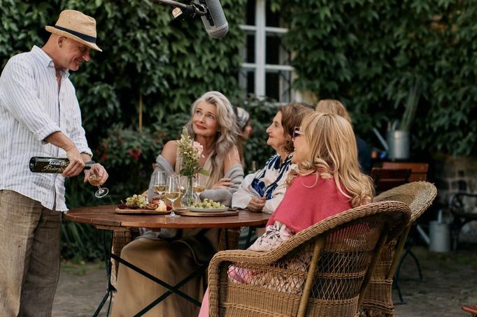 Dagmar Havlová Veškrnová, Pavlína Pořízková, Eva Holubová a Hynek Čermák. V komedii Bardotky si trojice kamarádek "nalije čistého vína".