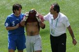 Zklamaný paraguayský brankář Justo Villar (uprostřed) už v 6. min. opouští kvůli zranění hřiště za stavu 1:0 pro Anglii.