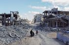 Záběr z dronu ukazuje rodinu procházející zničenou obytnou čtvrtí po stažení izraelských sil z této oblasti, uprostřed příměří mezi Izraelem a Hamásem v Gaze.