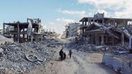 Záběr z dronu ukazuje rodinu procházející zničenou obytnou čtvrtí po stažení izraelských sil z této oblasti, uprostřed příměří mezi Izraelem a Hamásem v Gaze.