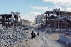 "Válka zdaleka nekončí." Gaza zažila krvavý víkend, podle Trumpa příměří platí